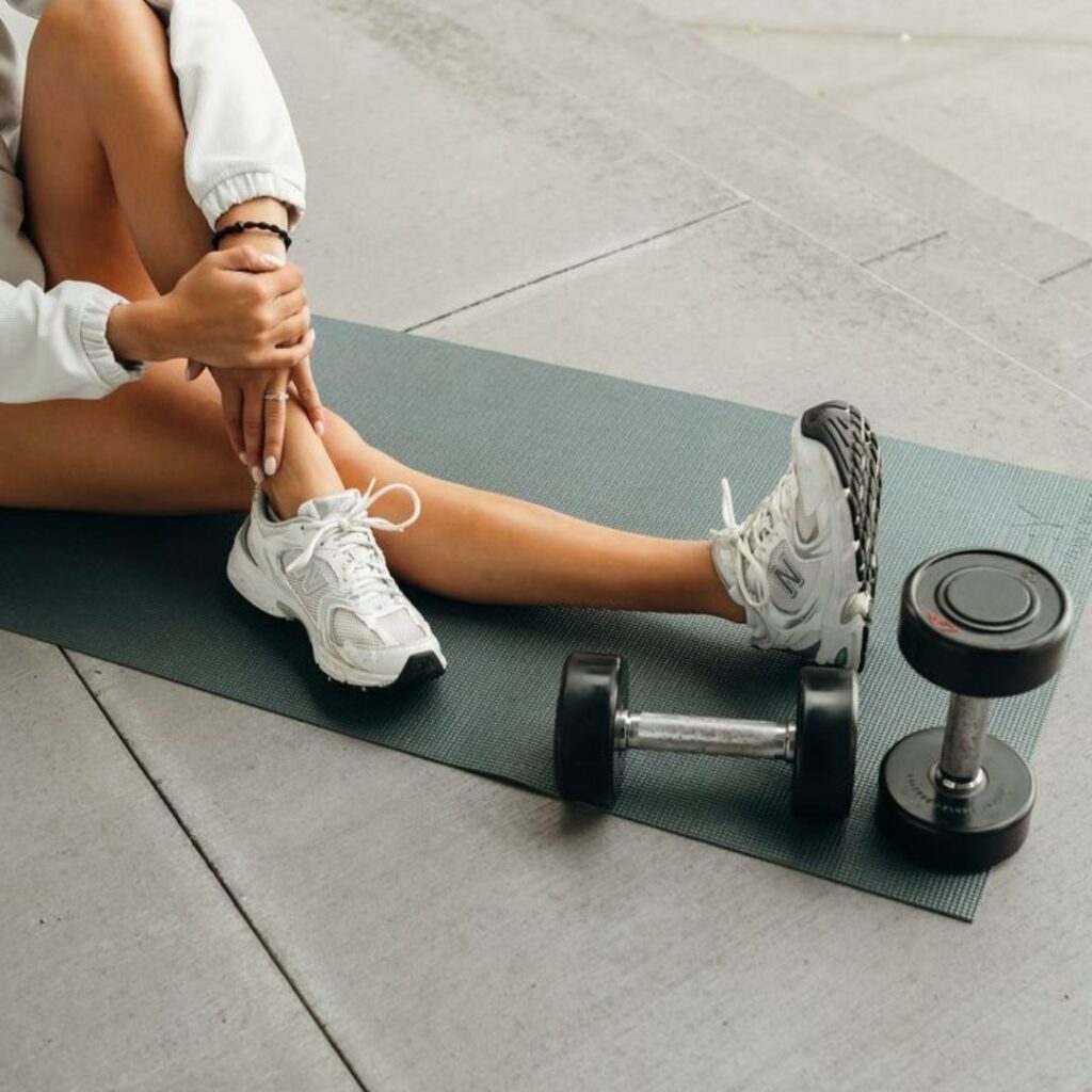 Femme débutante qui s'entraîne